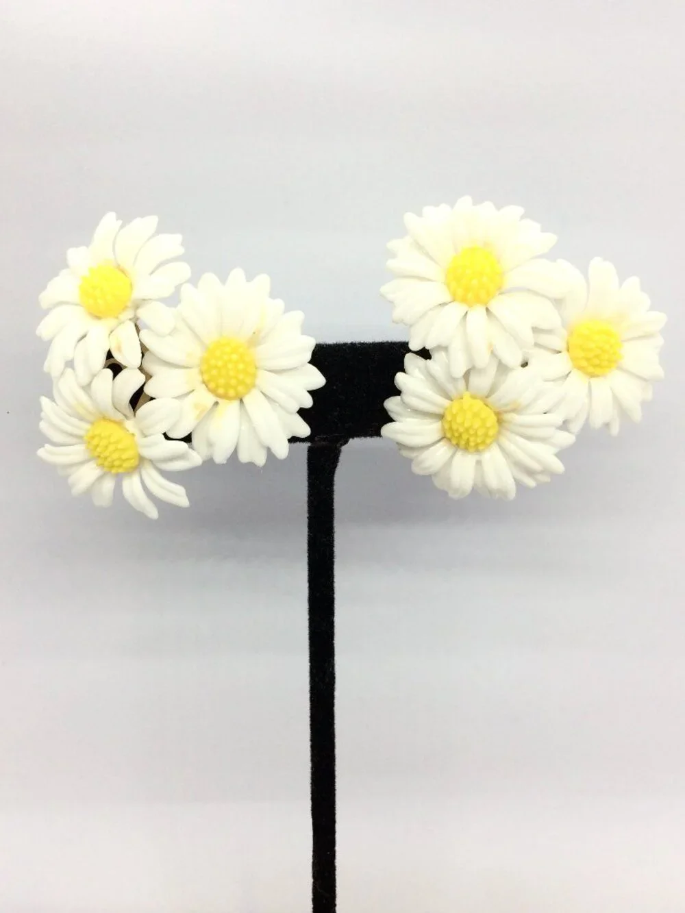 VINTAGE DAISY Daisy Earrings Cluster Plastic Flower Clip On Mod Cottagecore 60s